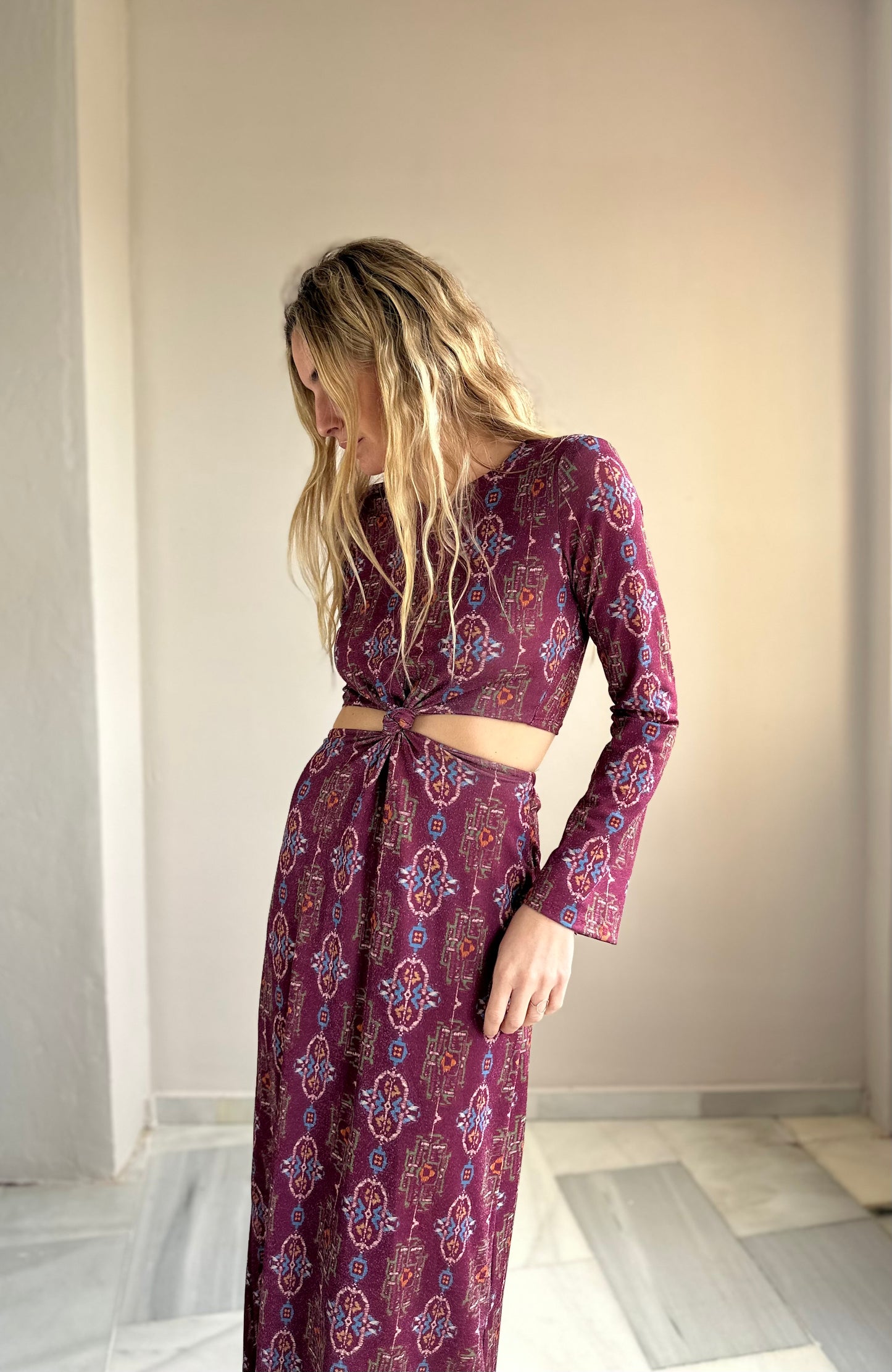 Vestido aberturas brillo berenjena
