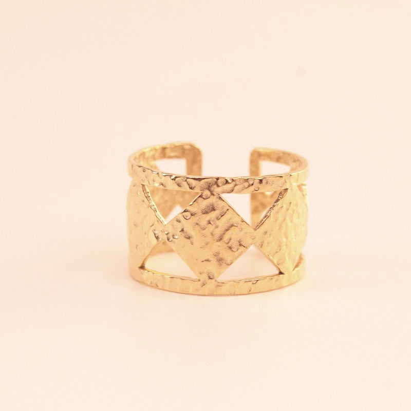 Anillo rombos dorados