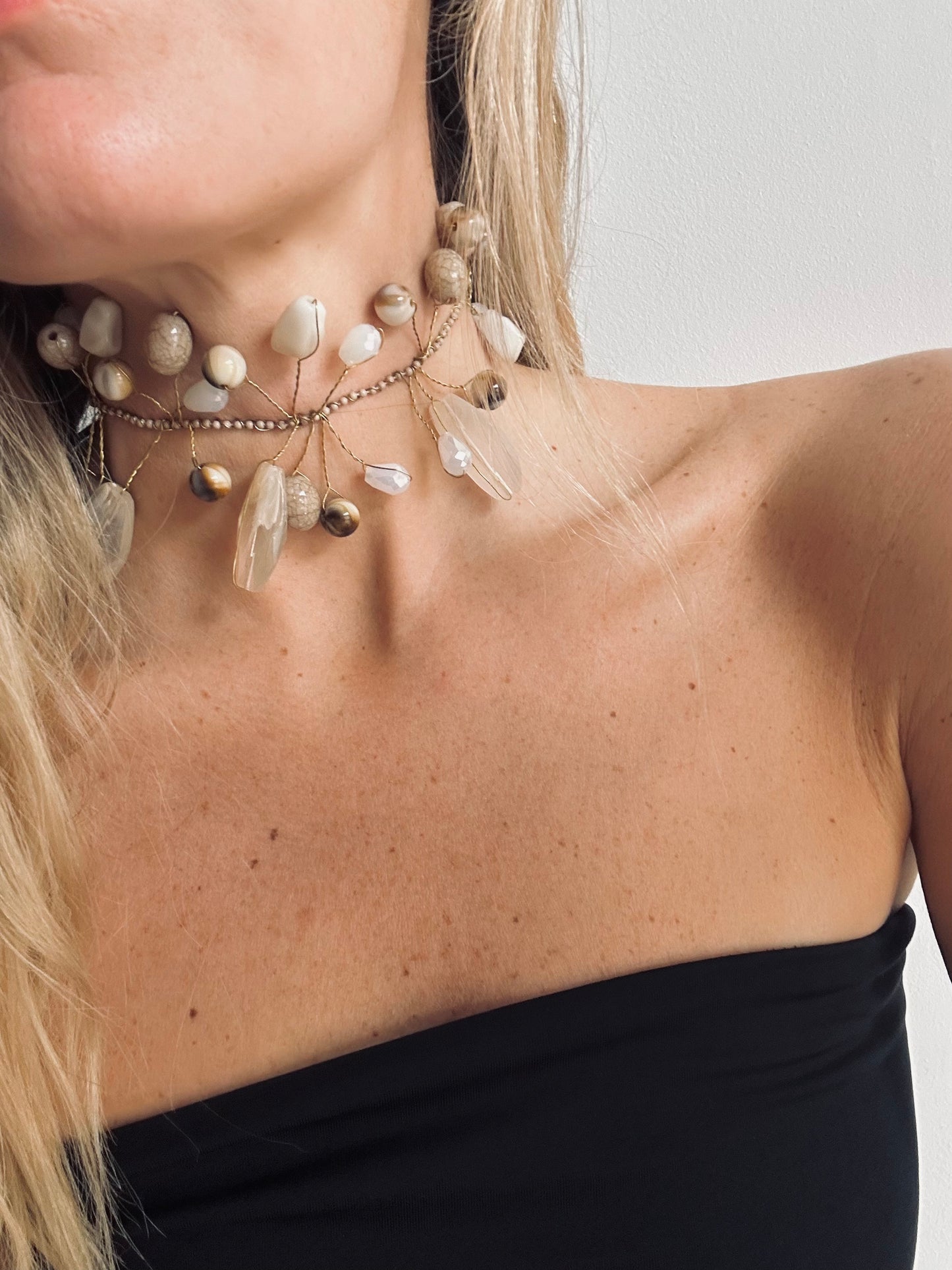 Choker mix piedras beige
