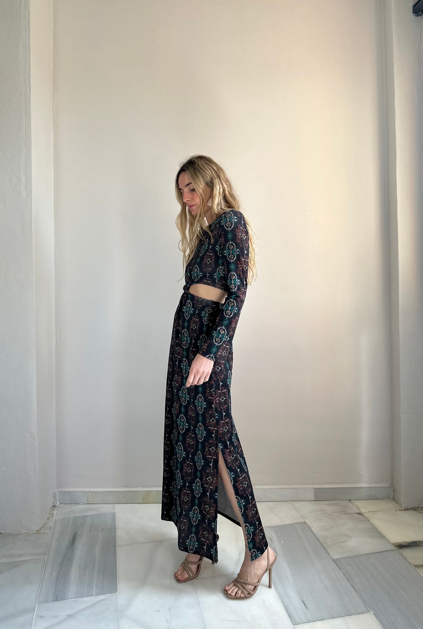 Vestido aberturas brillo gris marengo