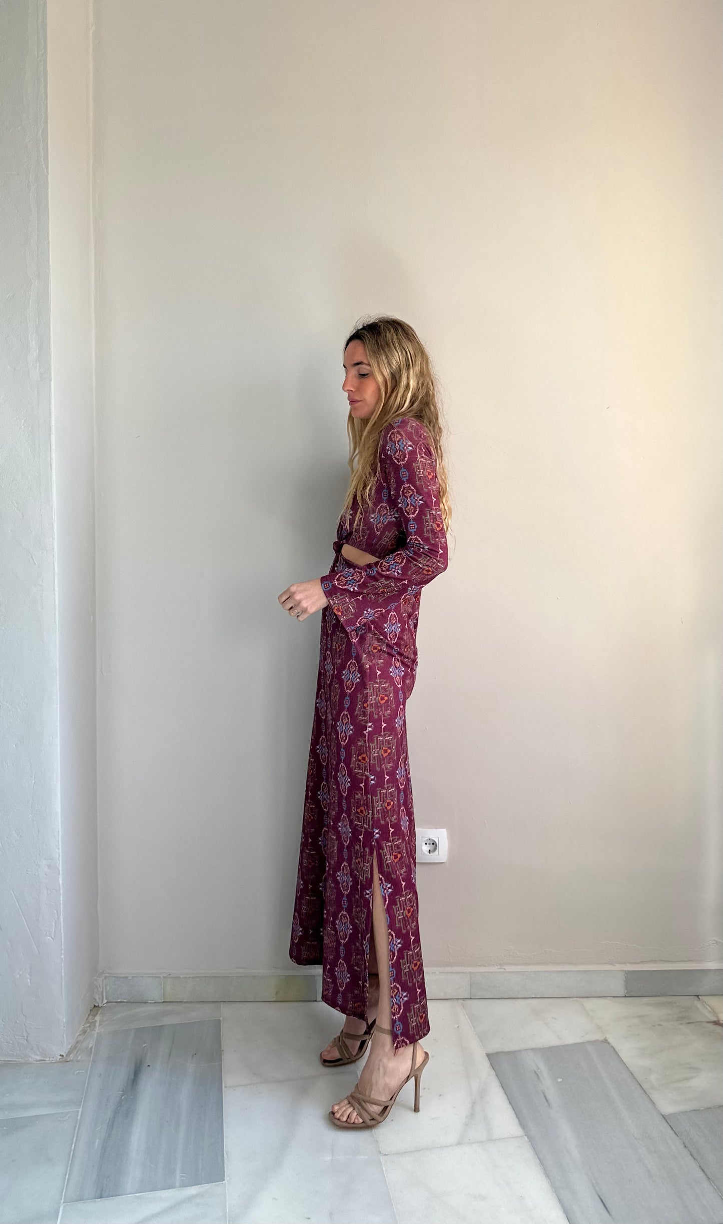 Vestido aberturas brillo berenjena
