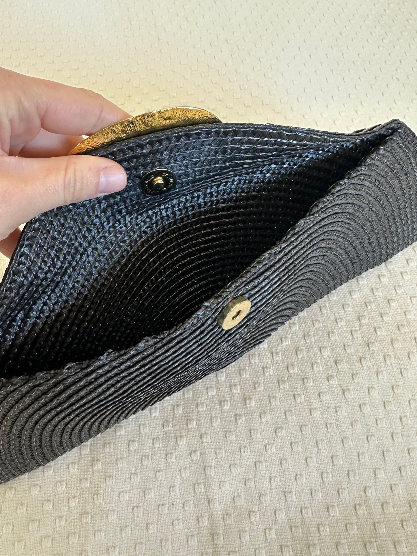 Cartera negra broche