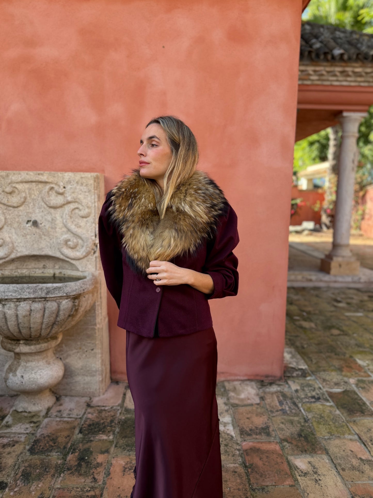 Falda raso asimétrica berenjena