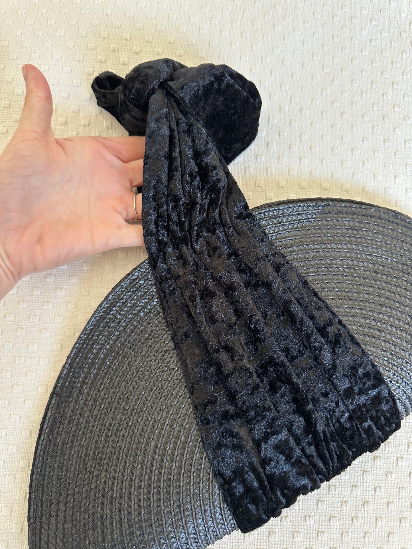 Cartera lazada terciopelo negro