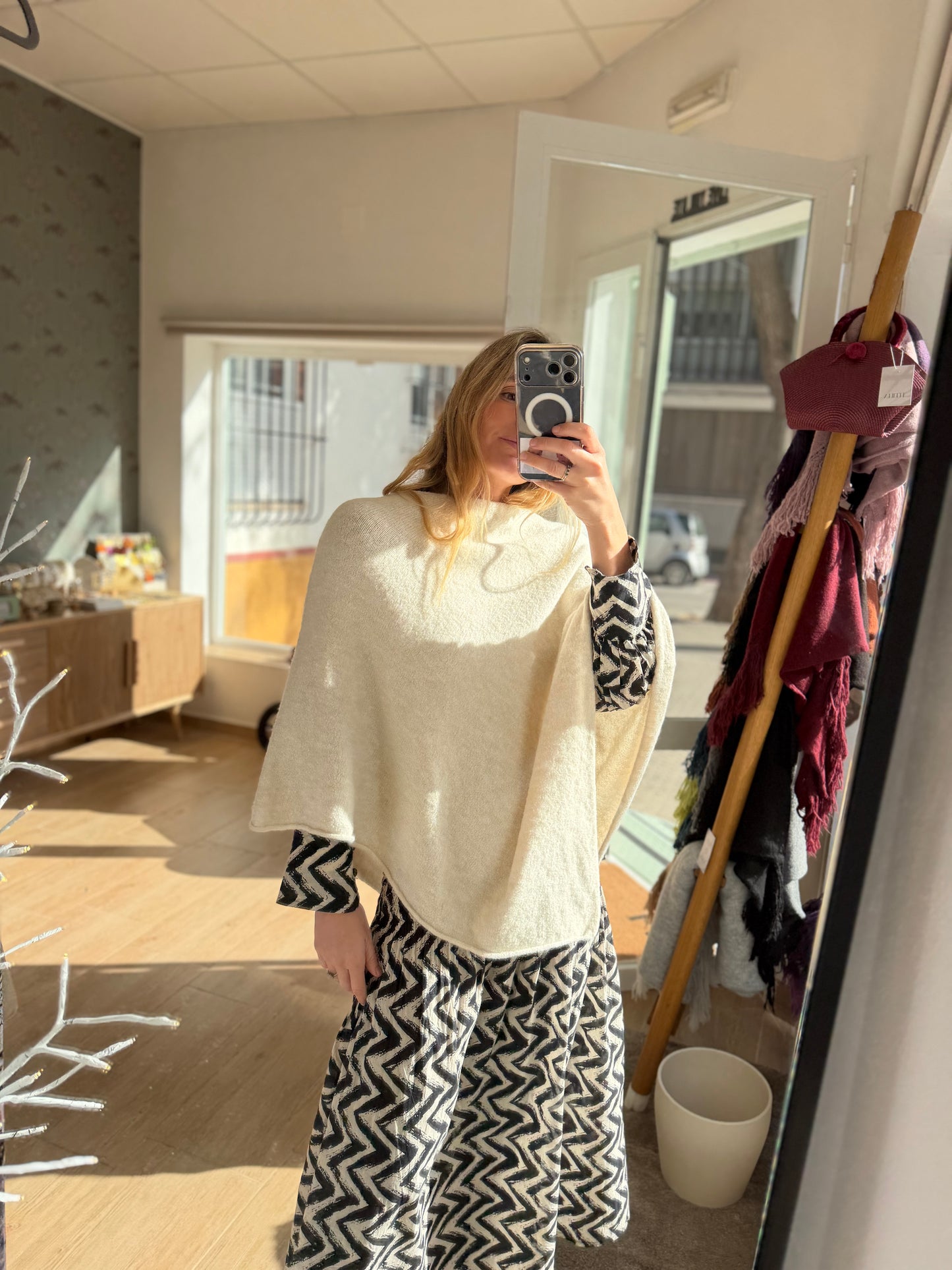 Poncho cerrado lana hueso