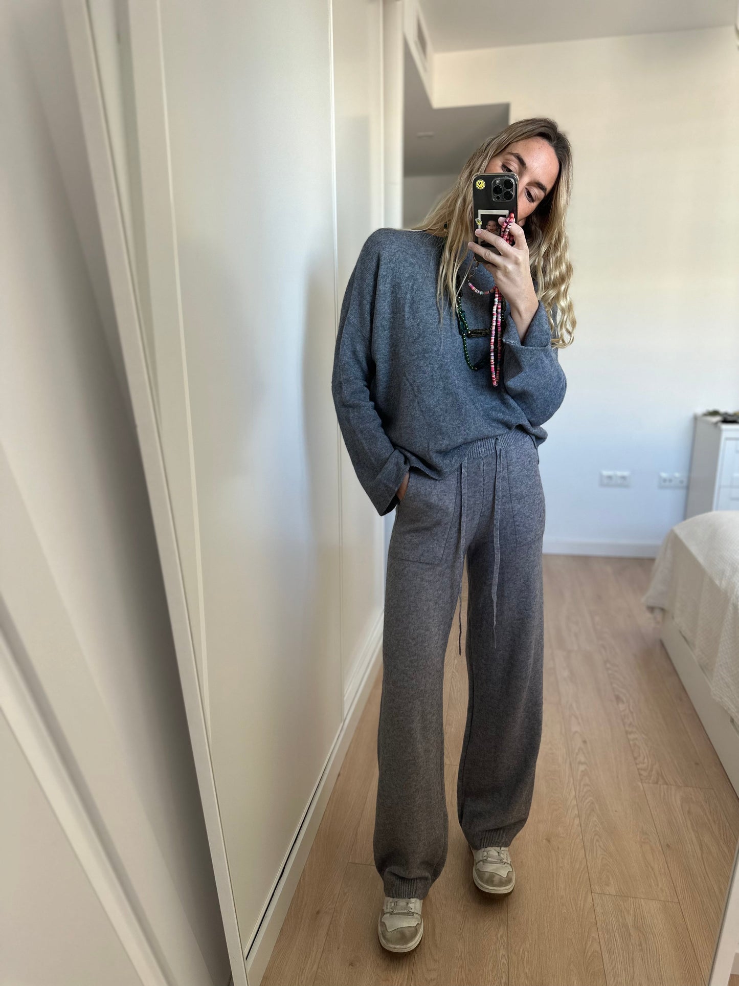 Pantalón punto gris