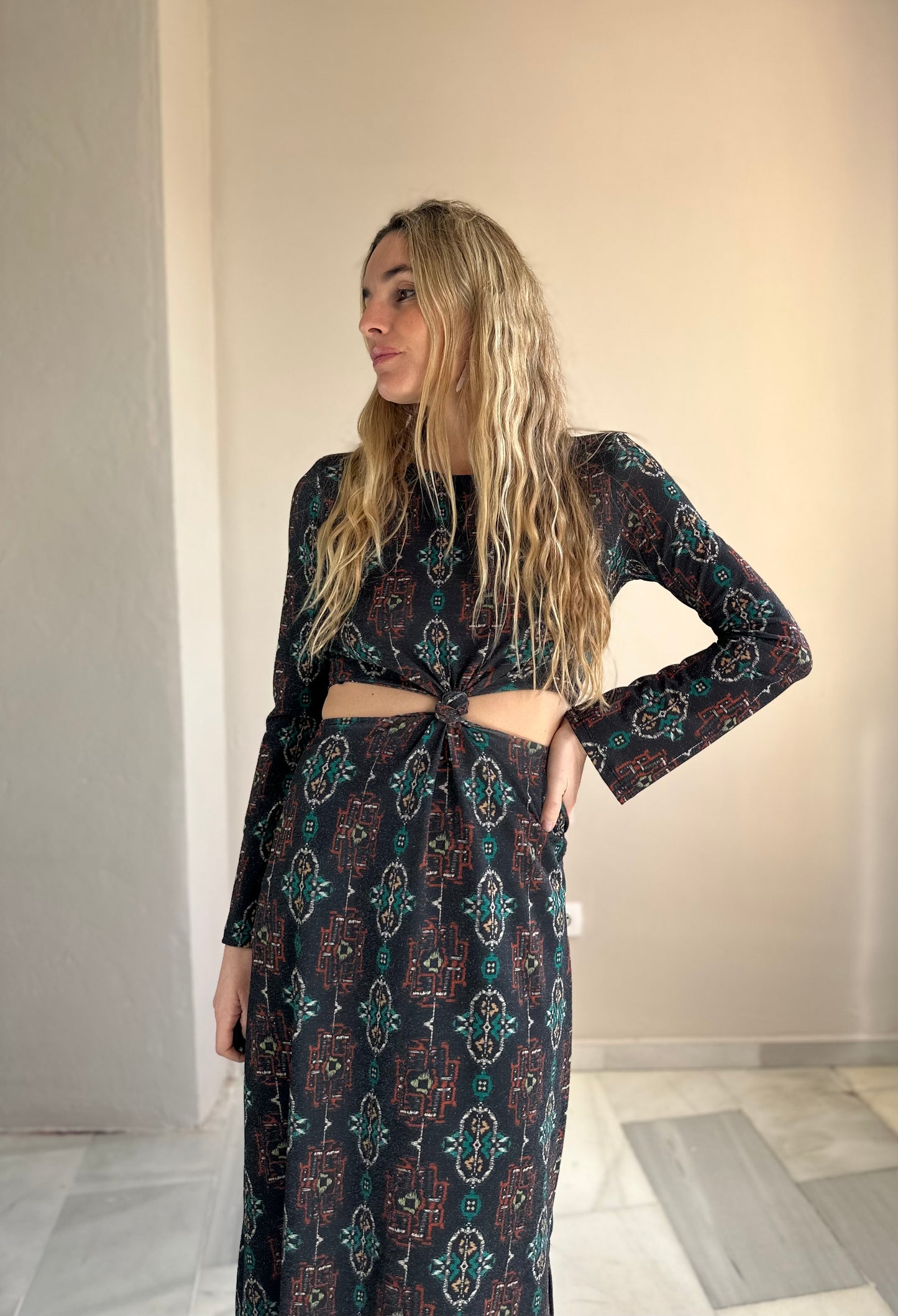 Vestido aberturas brillo gris marengo