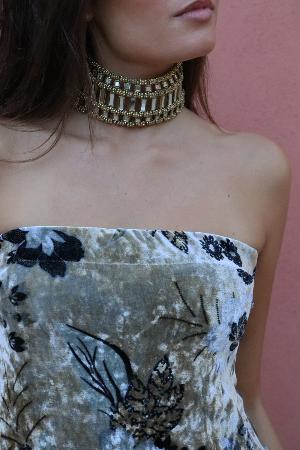 Vestido Terciopelo flor dorado