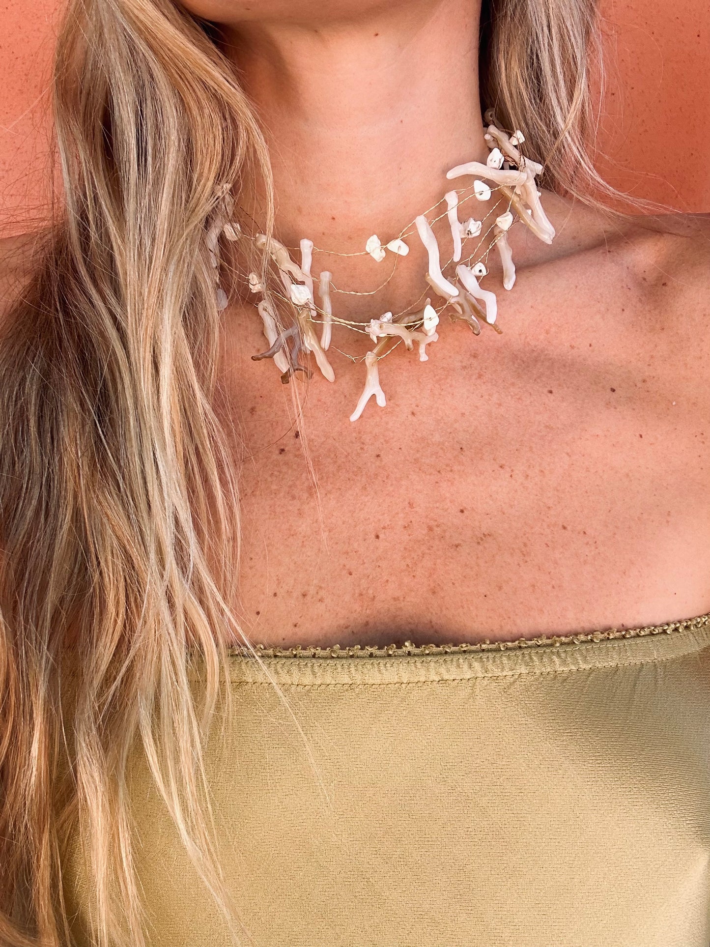 Choker corales hueso