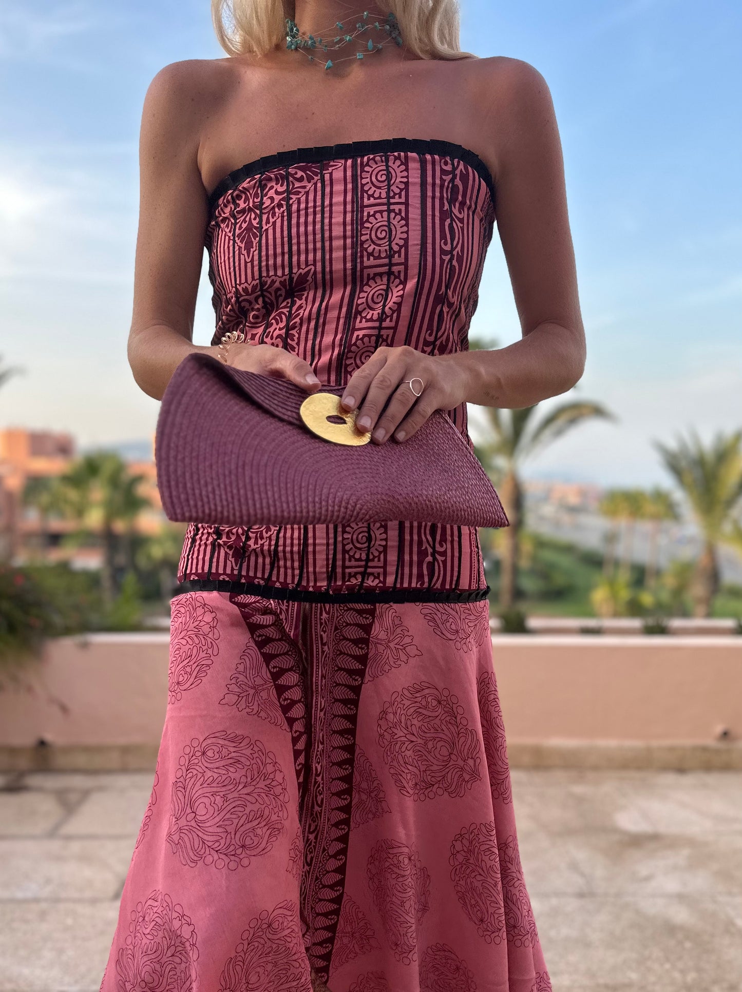 Cartera berenjena broche