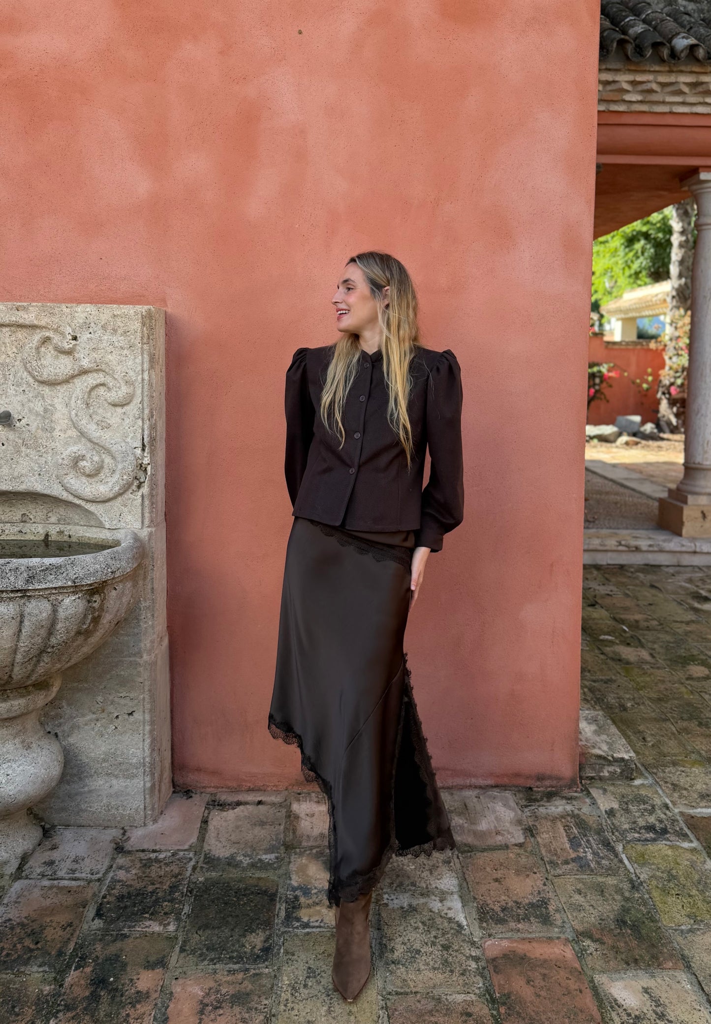 Falda raso asimétrica marrón