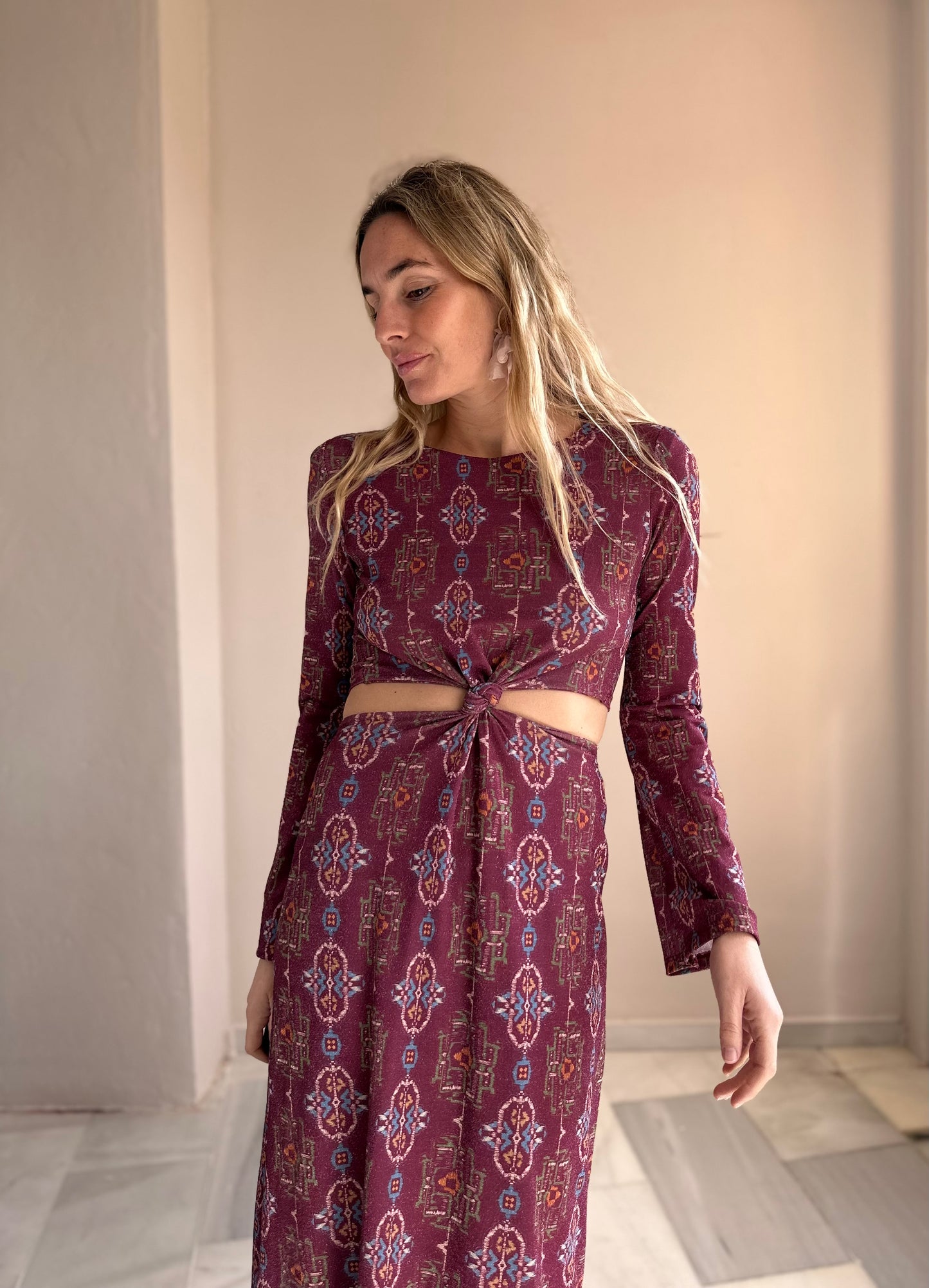 Vestido aberturas brillo berenjena