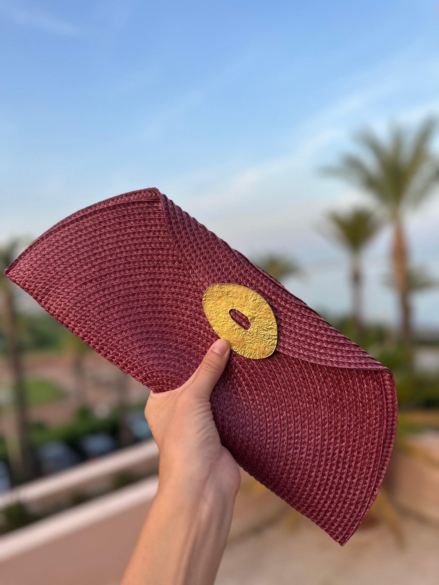 Cartera berenjena broche