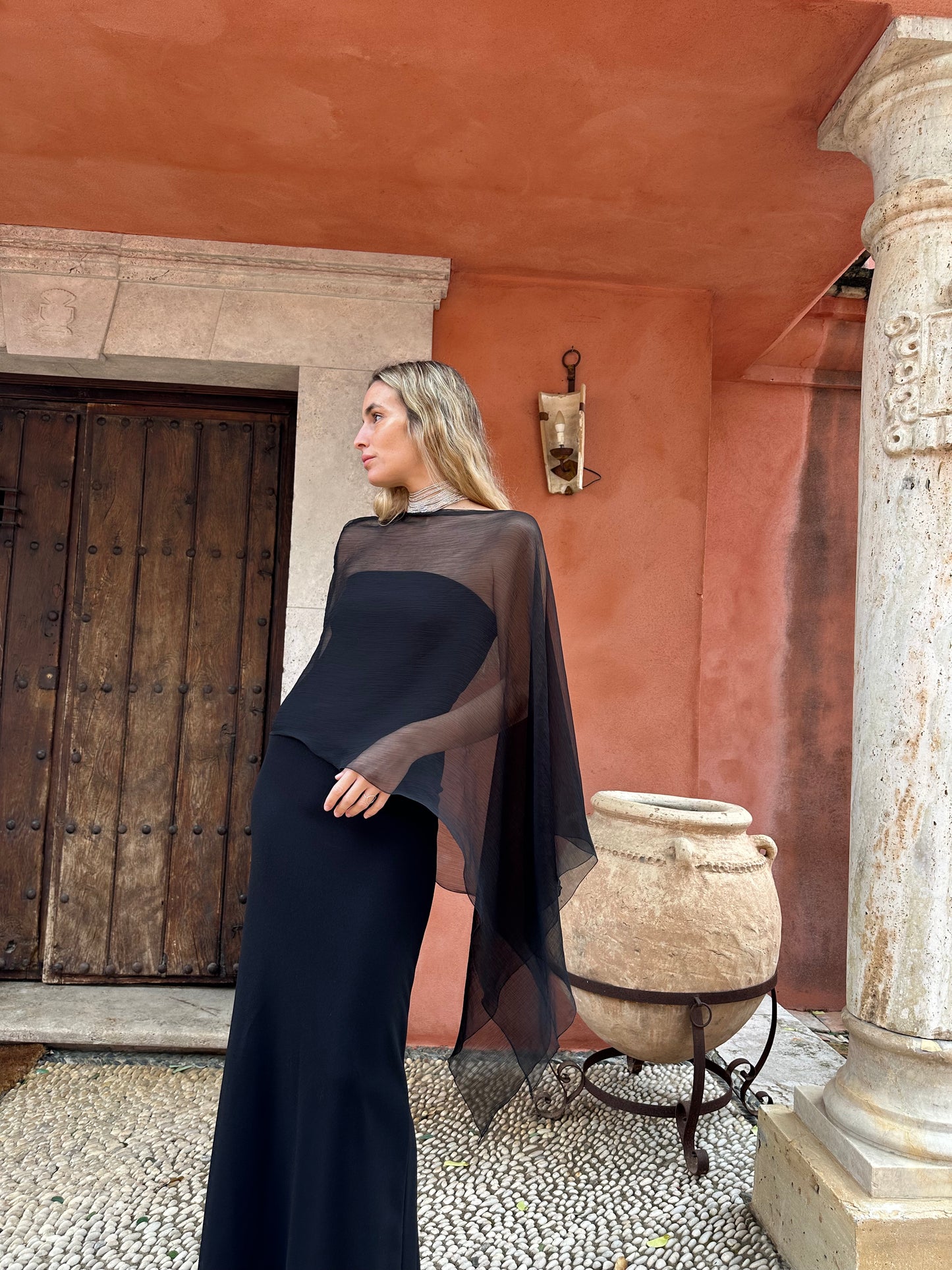 Capa de gasa negra cerrada