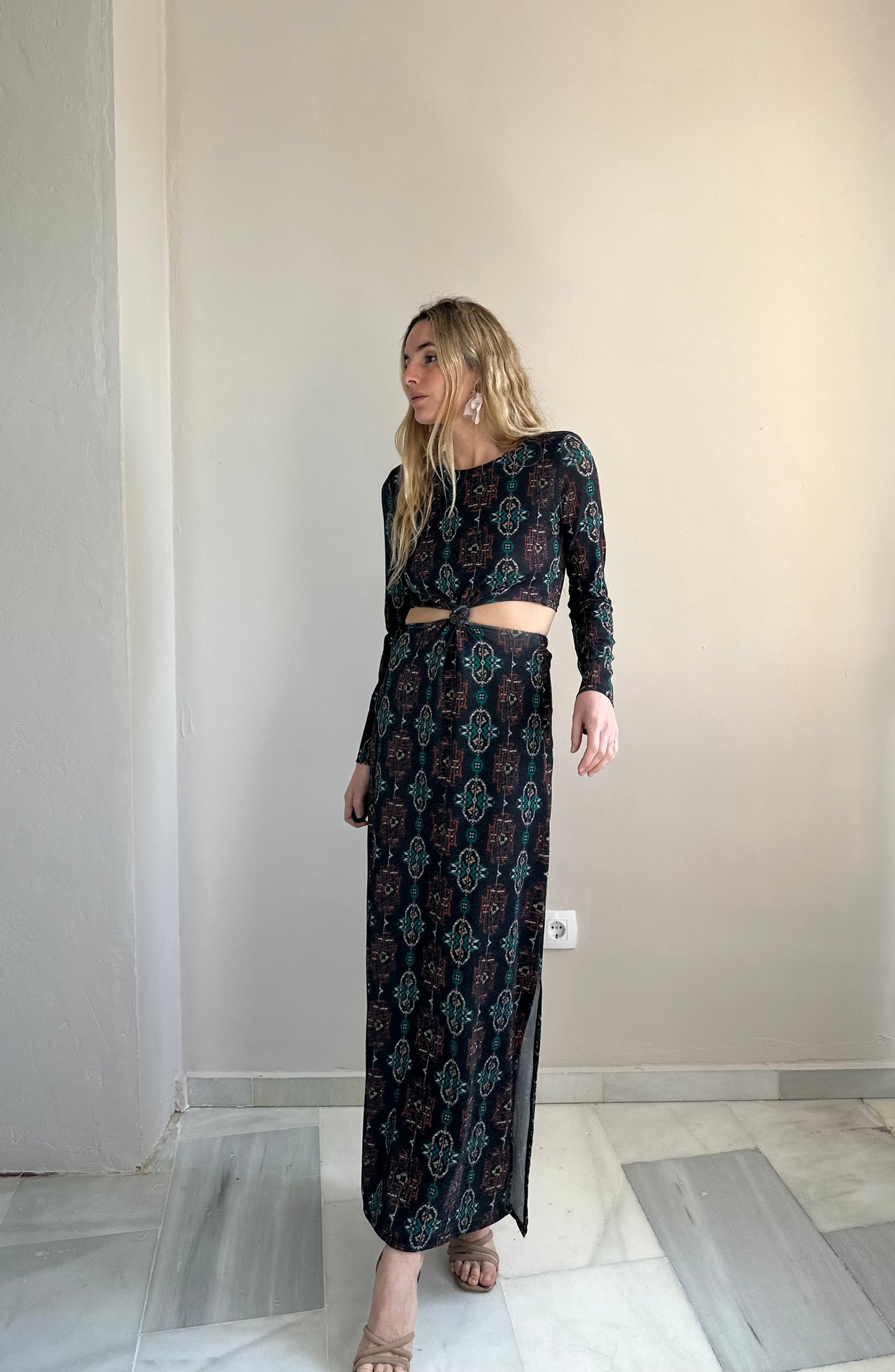 Vestido aberturas brillo gris marengo
