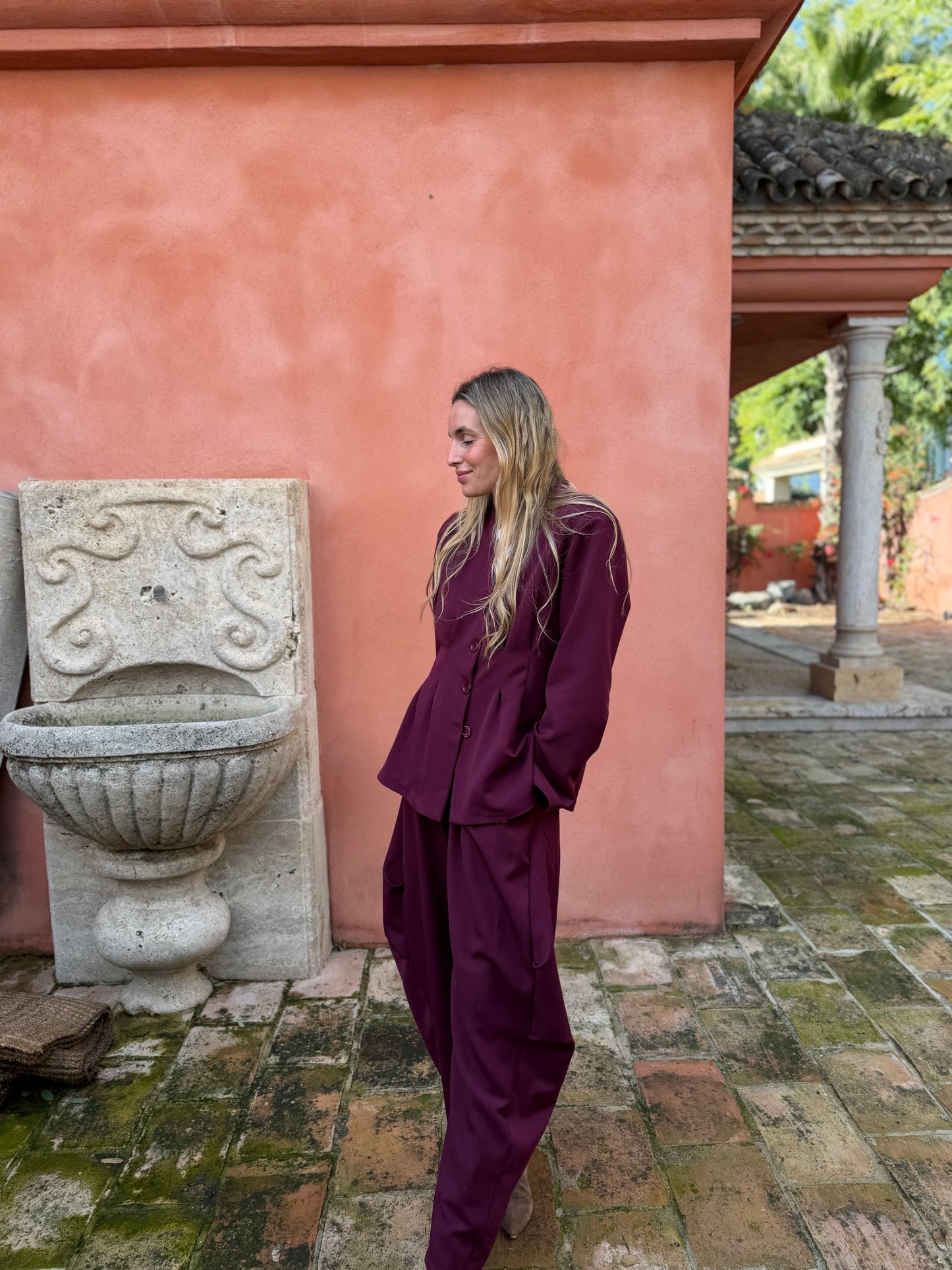 Pantalón traje tablas burdeos