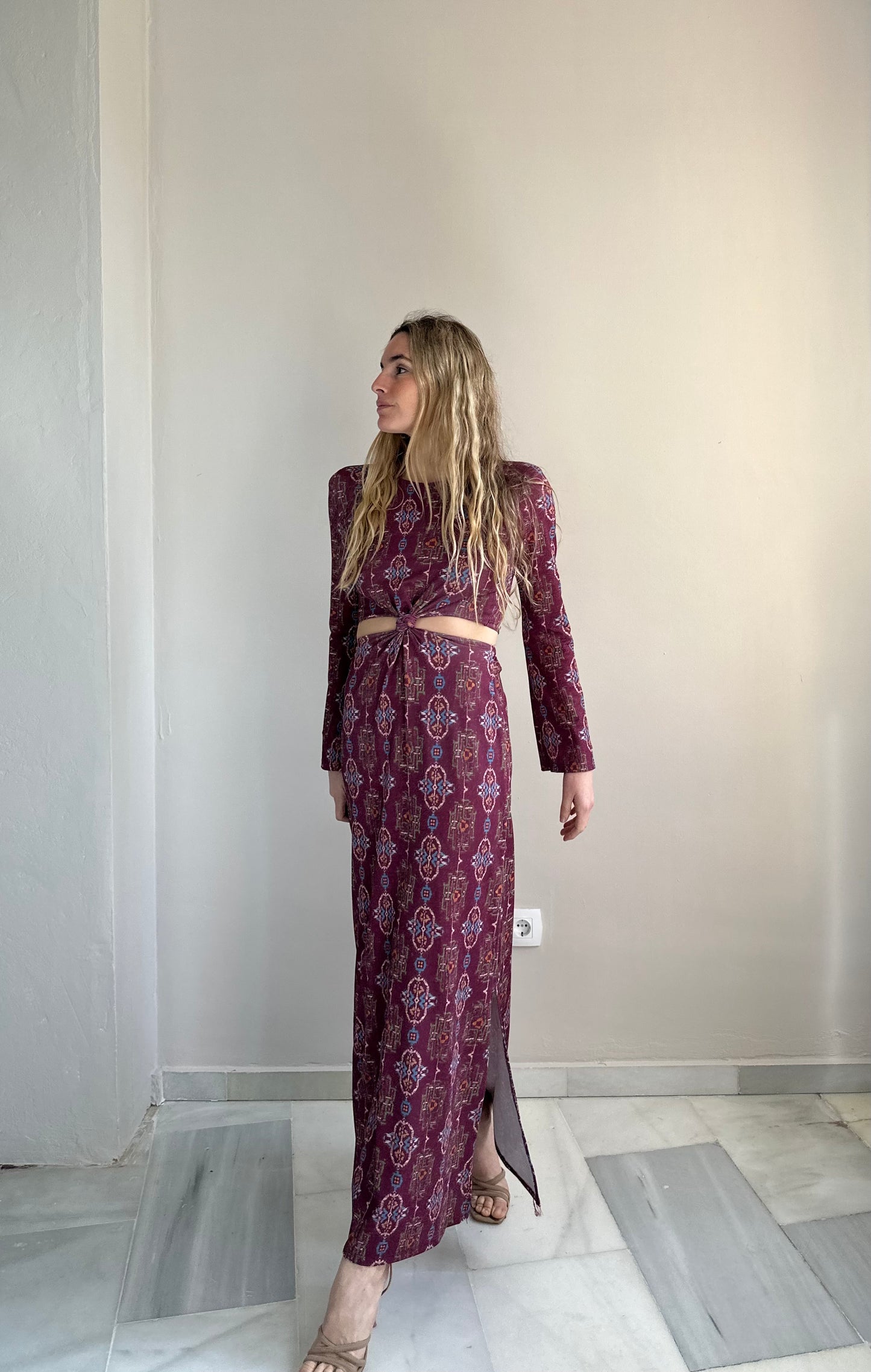 Vestido aberturas brillo berenjena