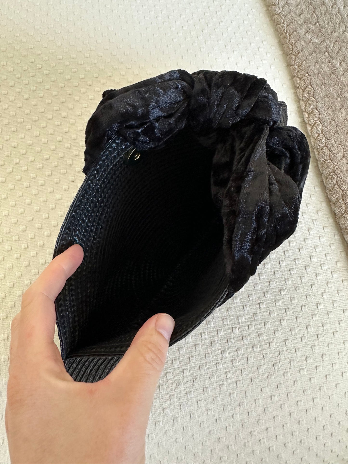 Cartera lazada terciopelo negro