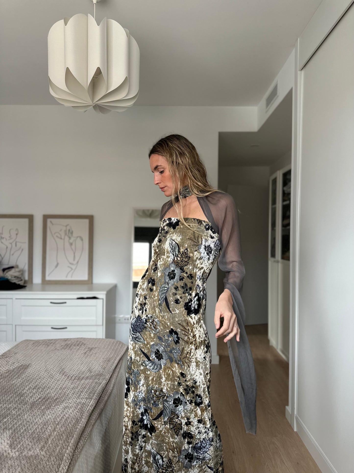 Vestido Terciopelo flor dorado