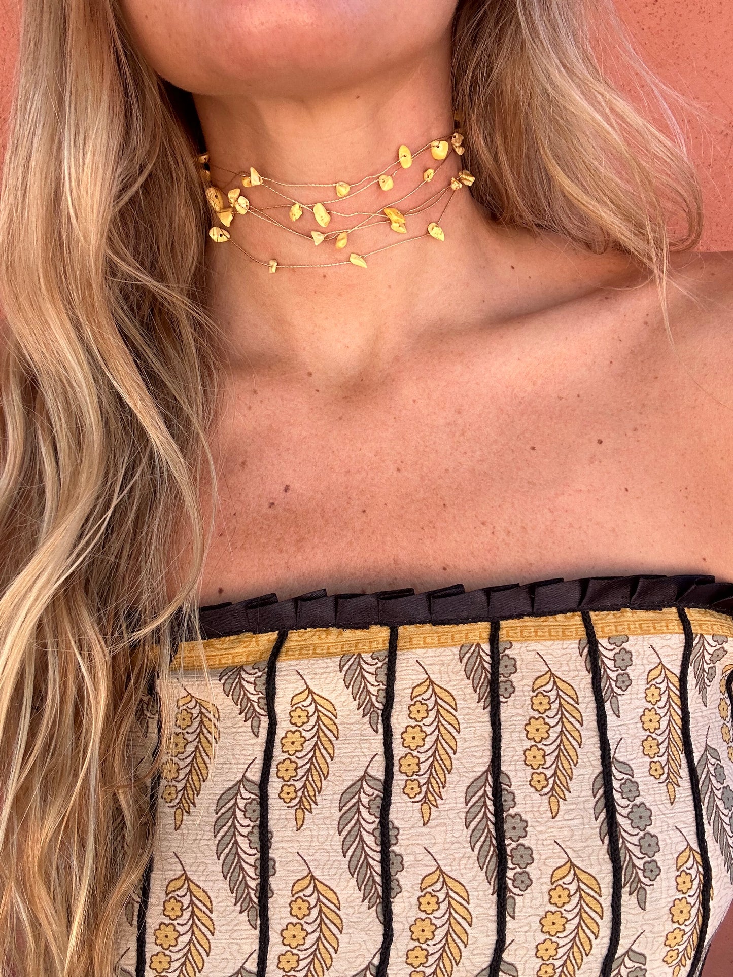 Choker amarillo