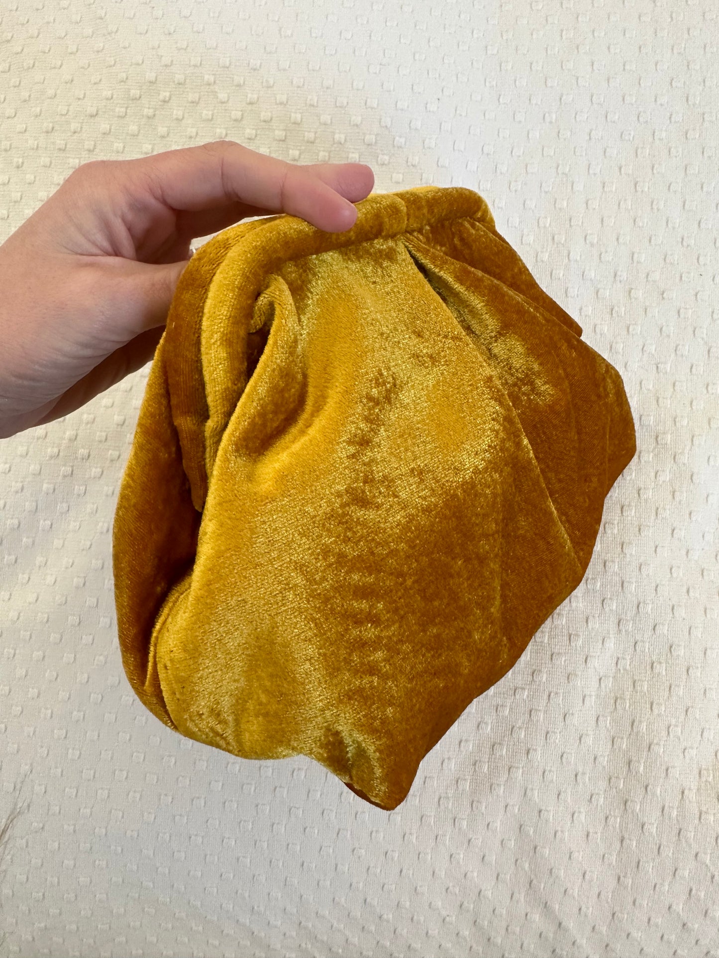 Bolsito terciopelo oro viejo rigido