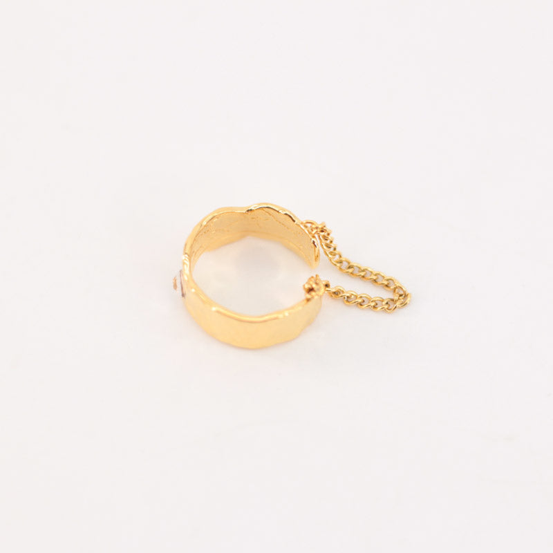 Anillo dorado con brillo