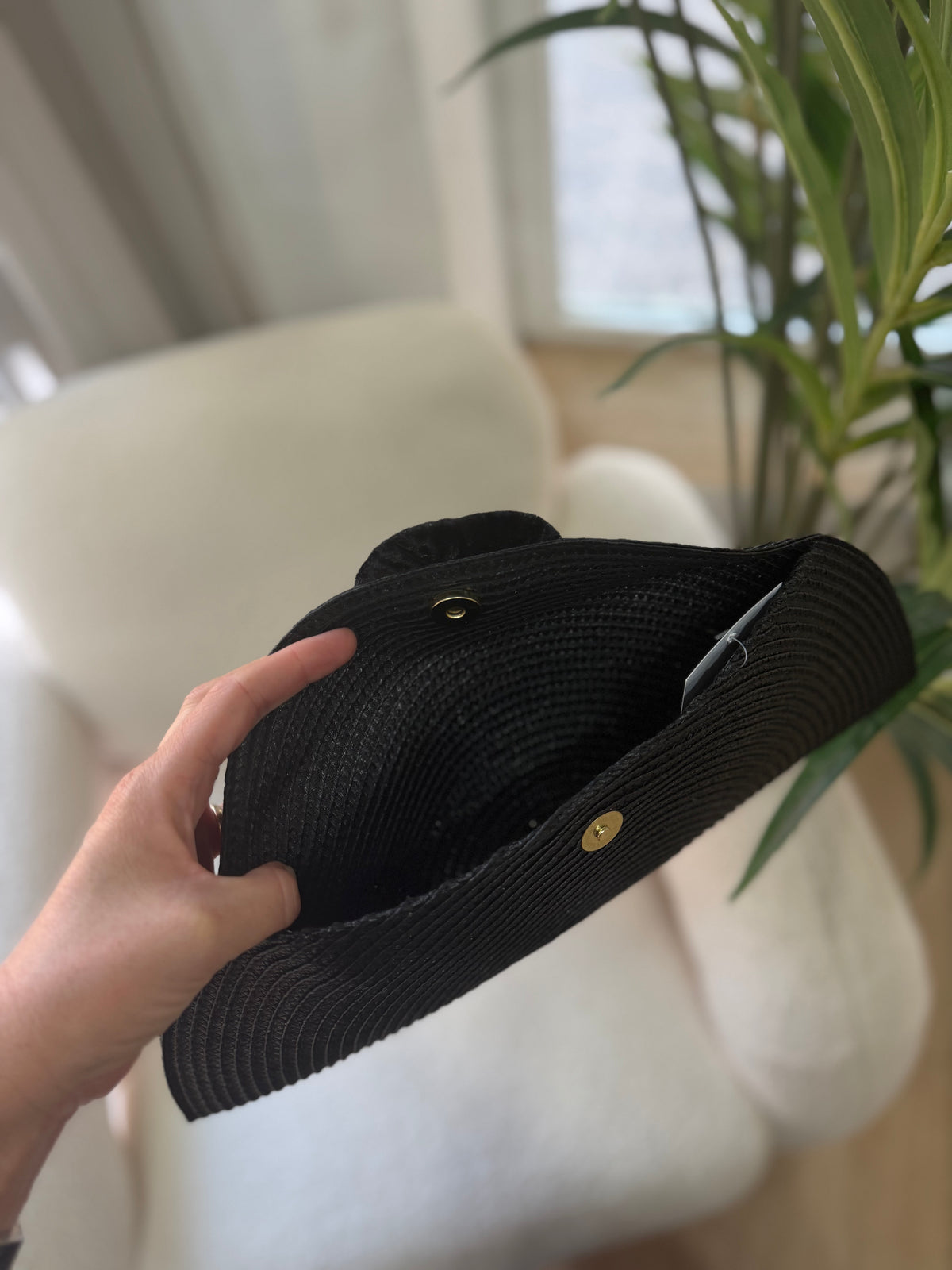 Cartera negra con botón de terciopelo