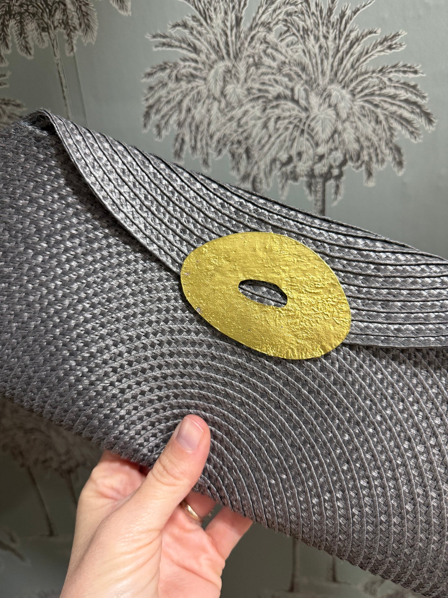 Cartera gris oscuro broche