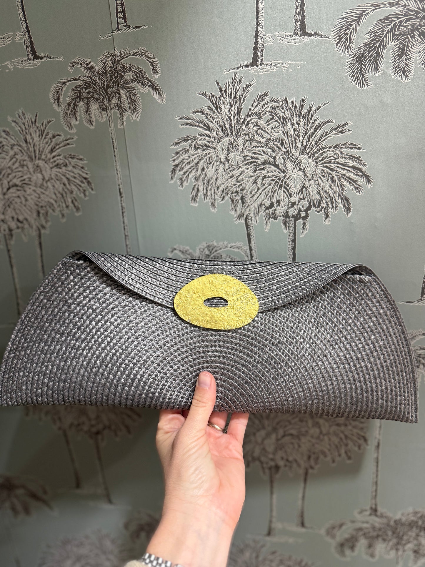 Cartera gris oscuro broche