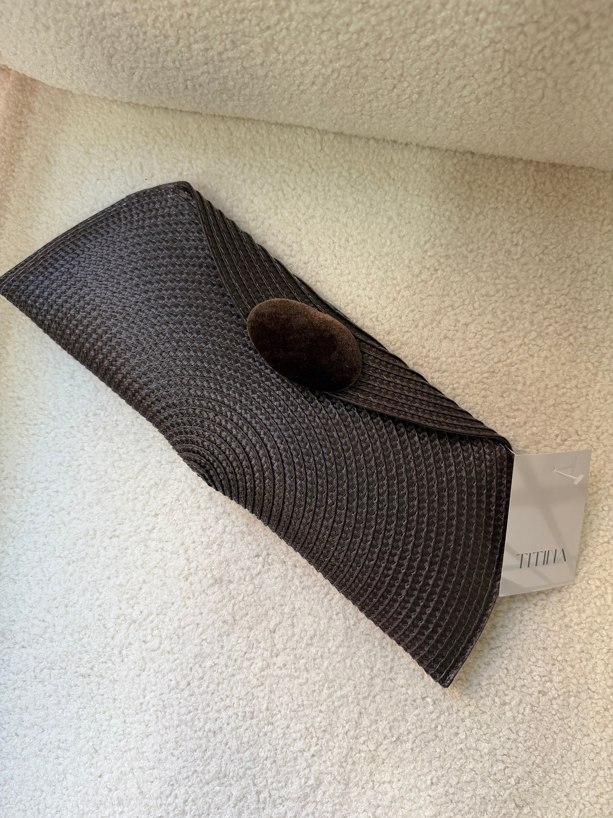 Cartera chocolate con botón de terciopelo