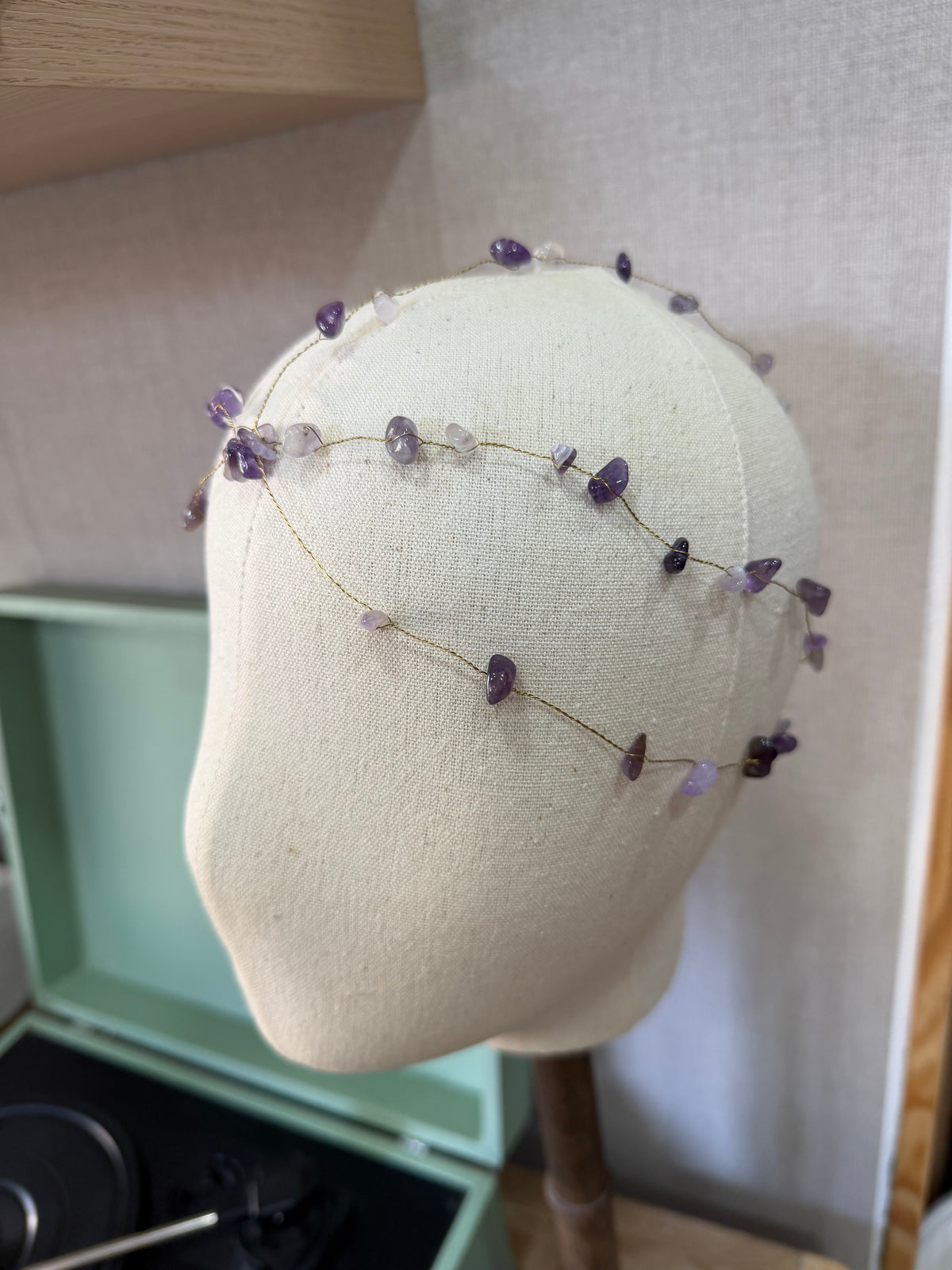 Casquete piedras moradas
