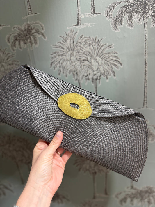 Cartera gris oscuro broche