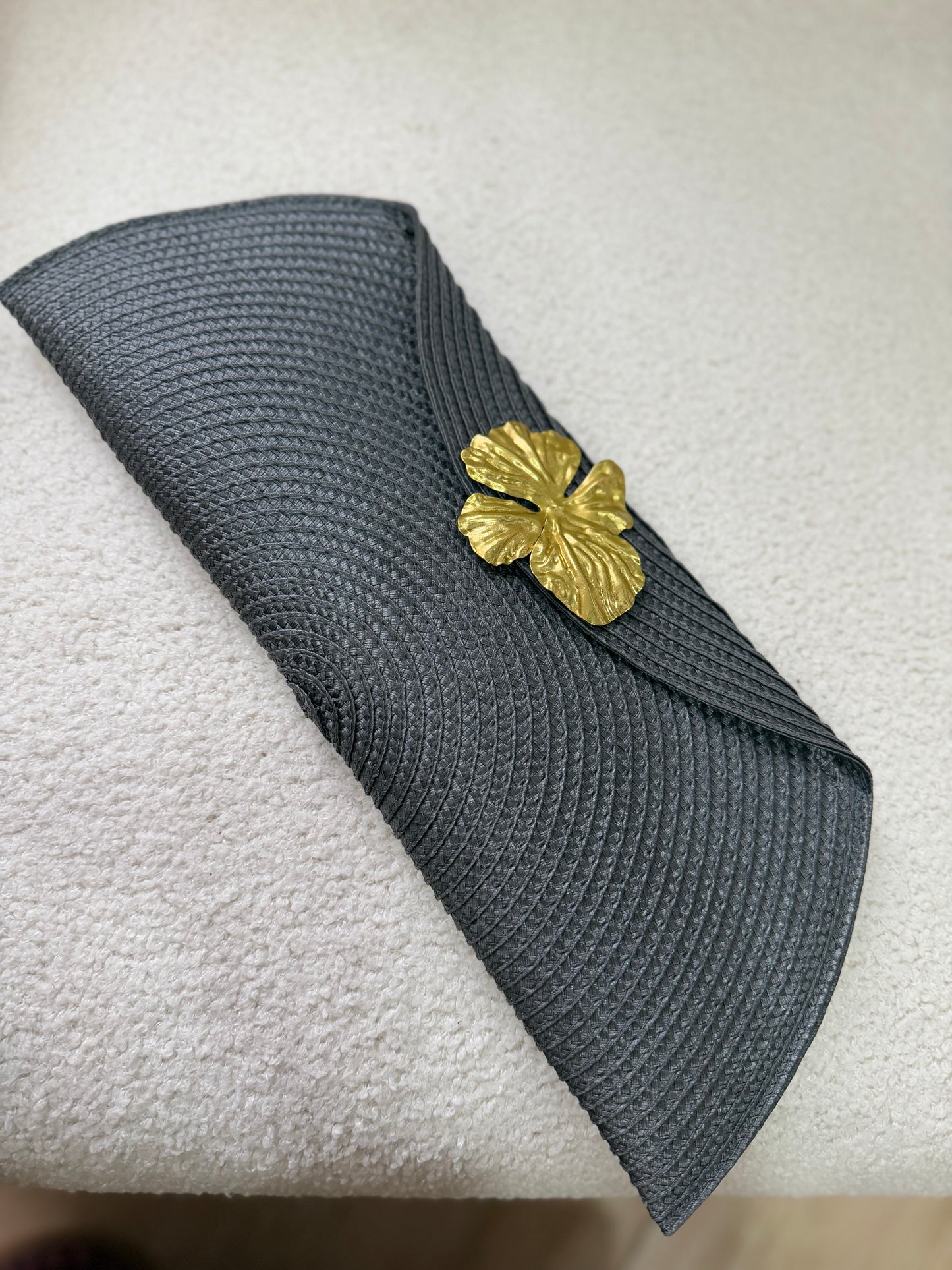 Cartera gris oscuro flor