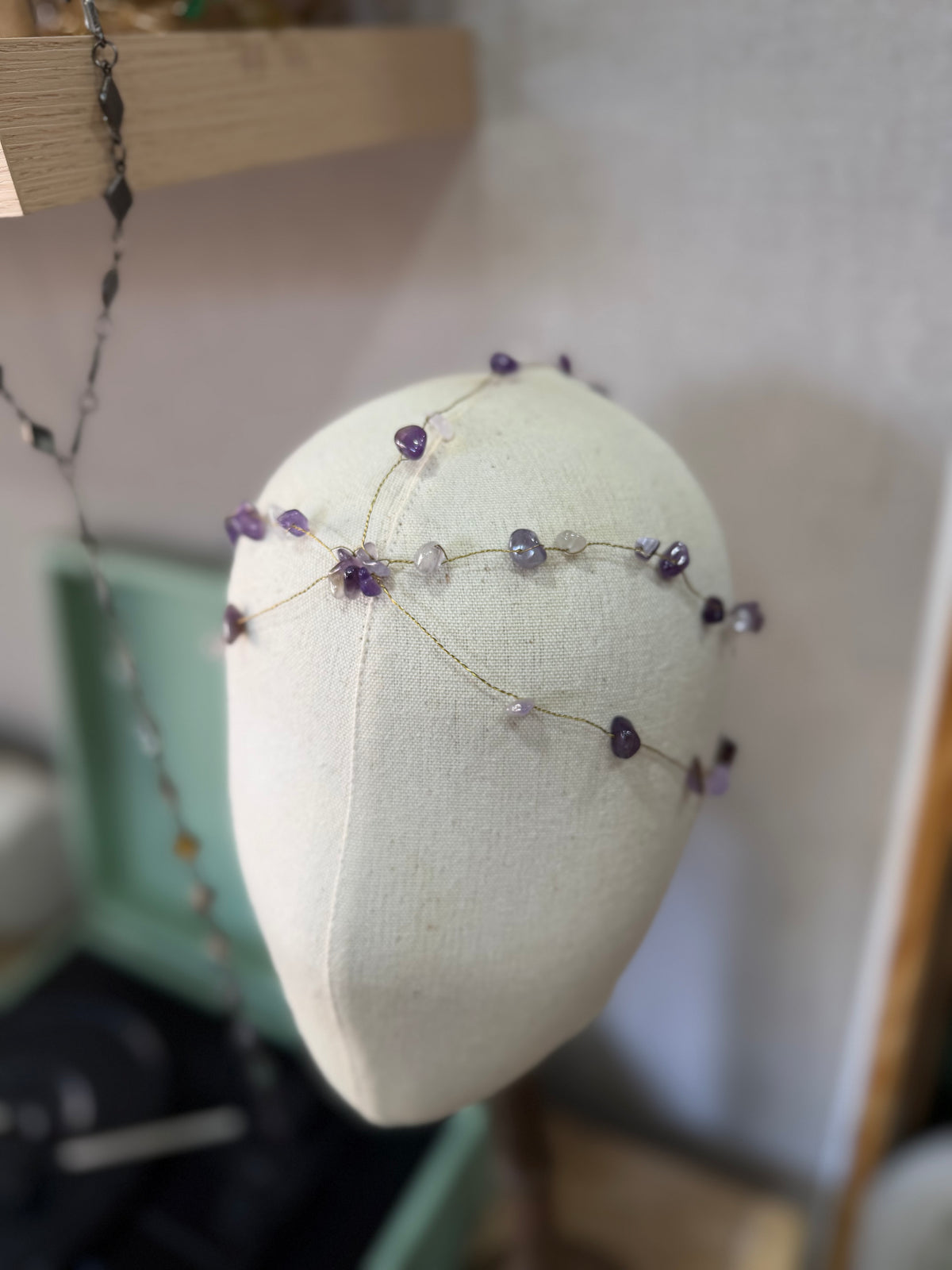 Casquete piedras moradas