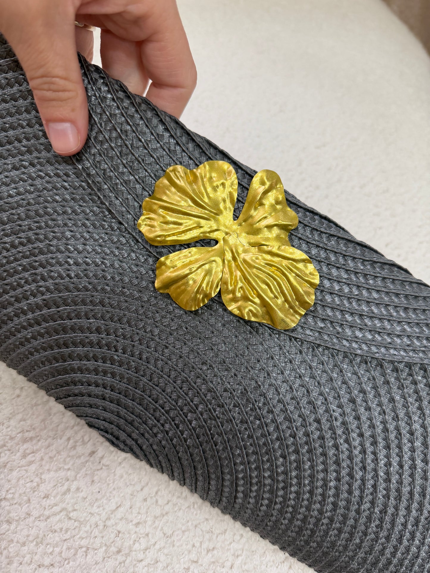 Cartera gris oscuro flor