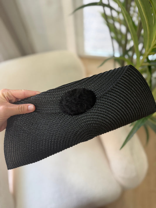 Cartera negra con botón de terciopelo