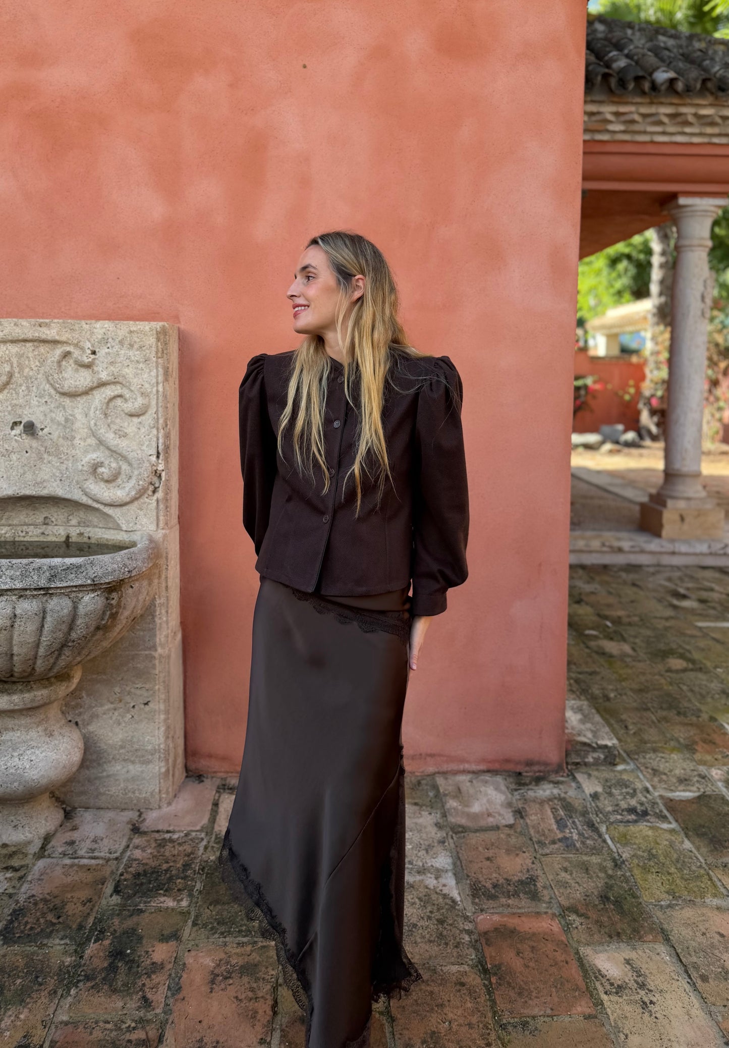 Falda raso asimétrica marrón