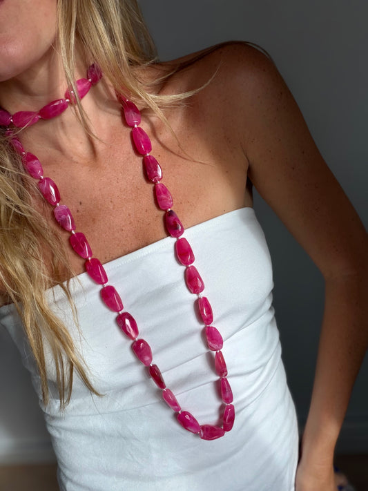 Collar piedras fucsia largo