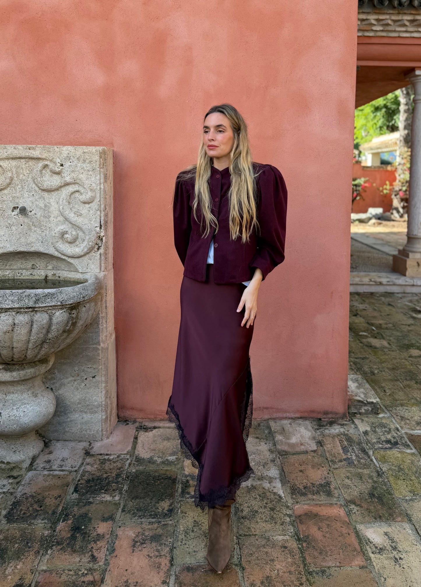 Falda raso asimétrica berenjena