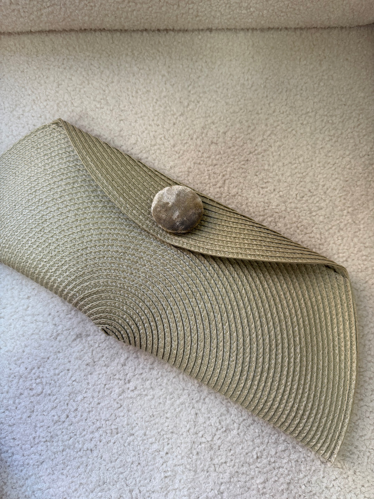 Cartera visón con botón de terciopelo