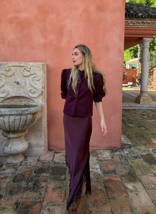 Falda raso asimétrica berenjena