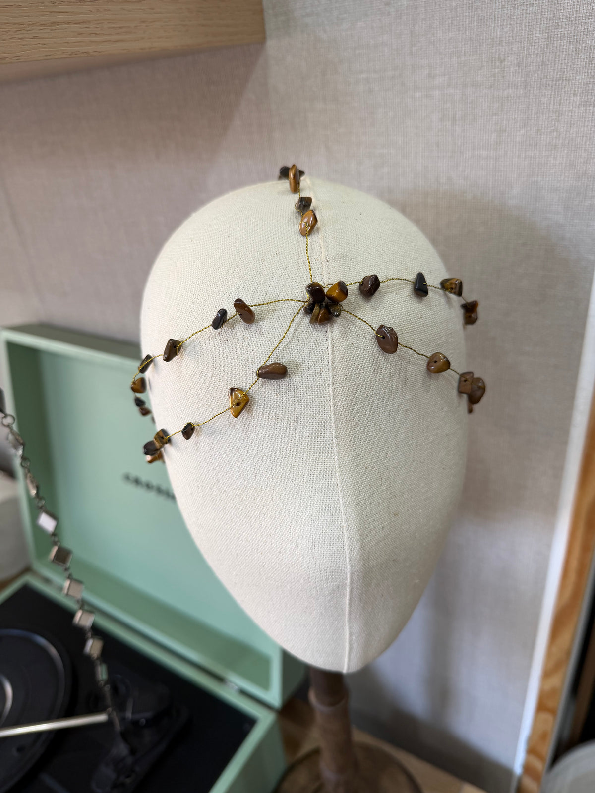 Casquete piedras marrón