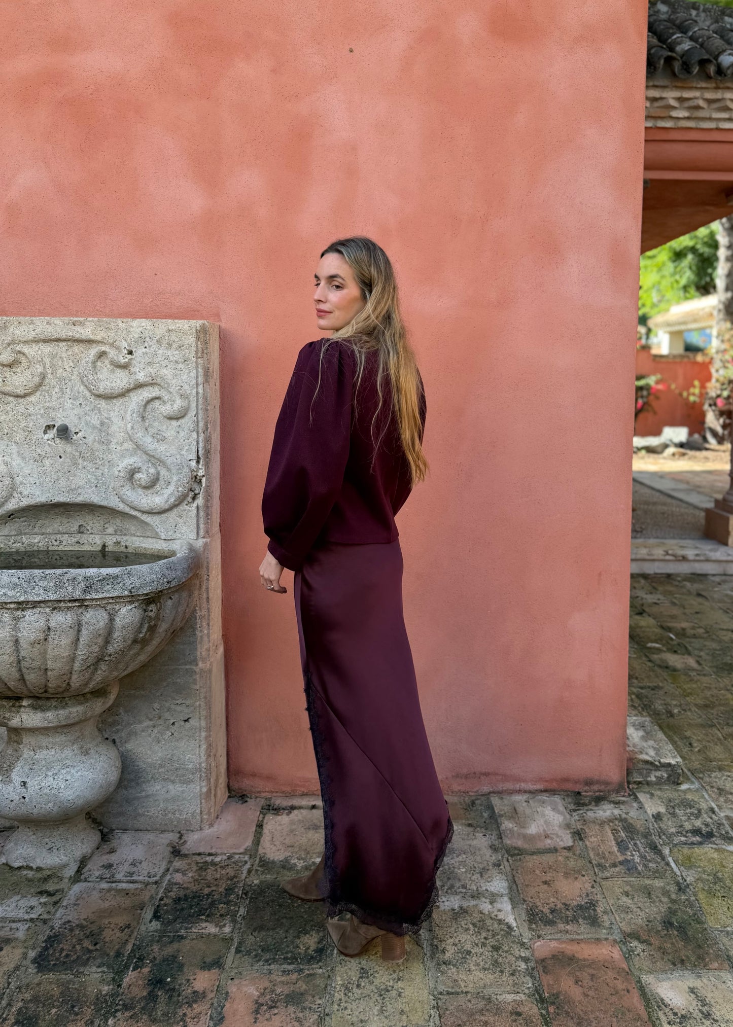 Falda raso asimétrica berenjena