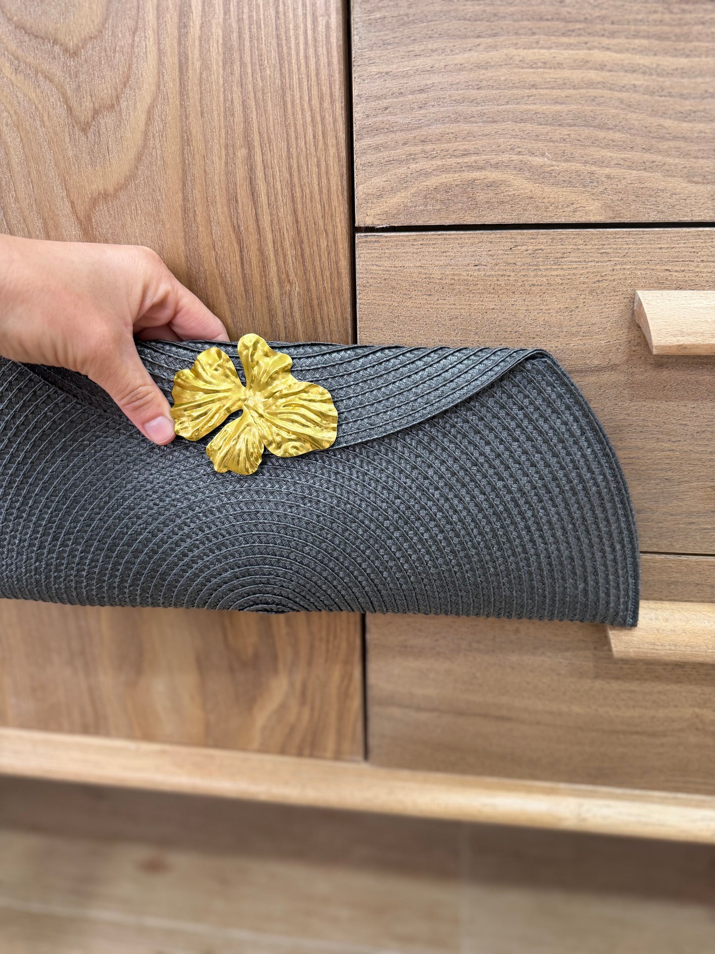 Cartera gris oscuro flor