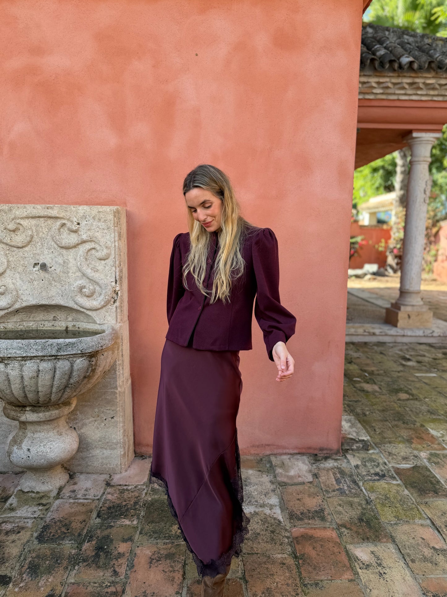 Falda raso asimétrica berenjena