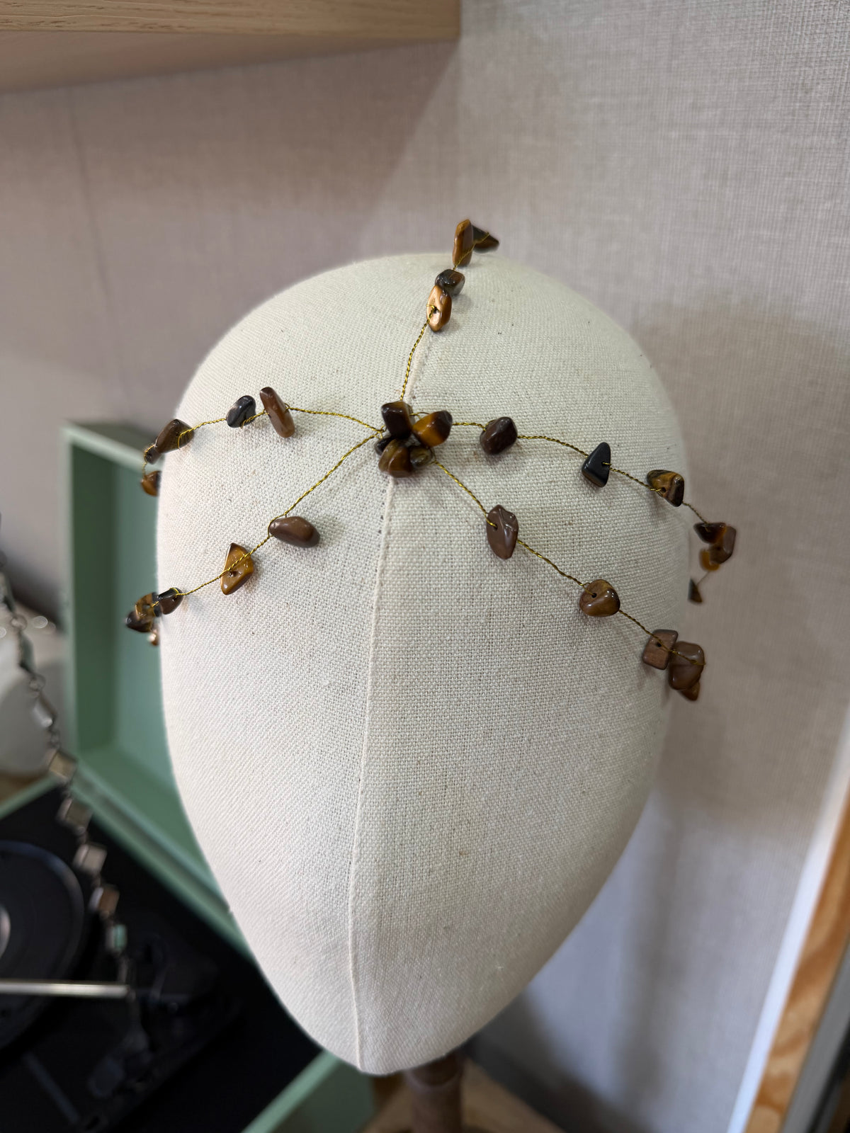 Casquete piedras marrón