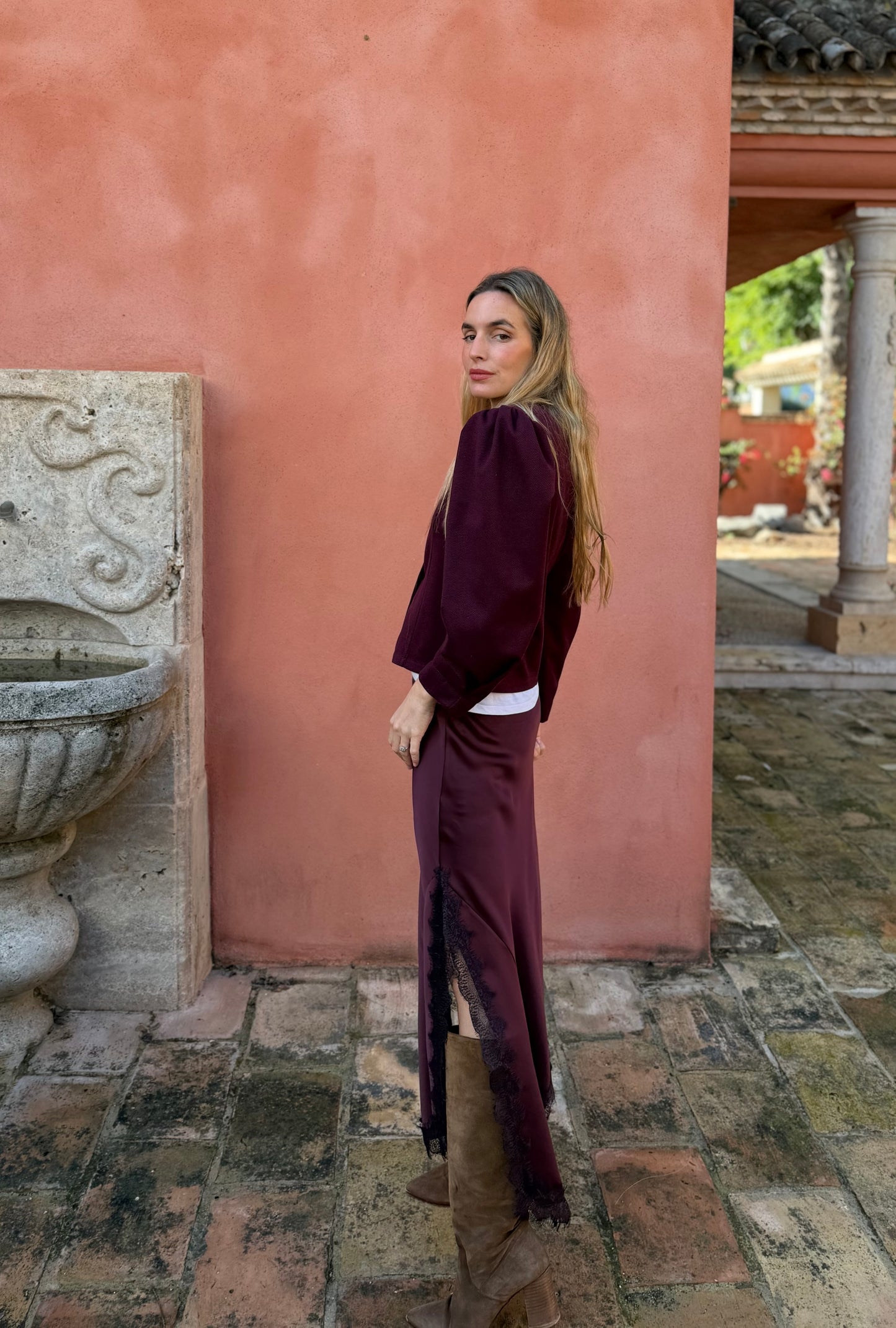 Falda raso asimétrica berenjena