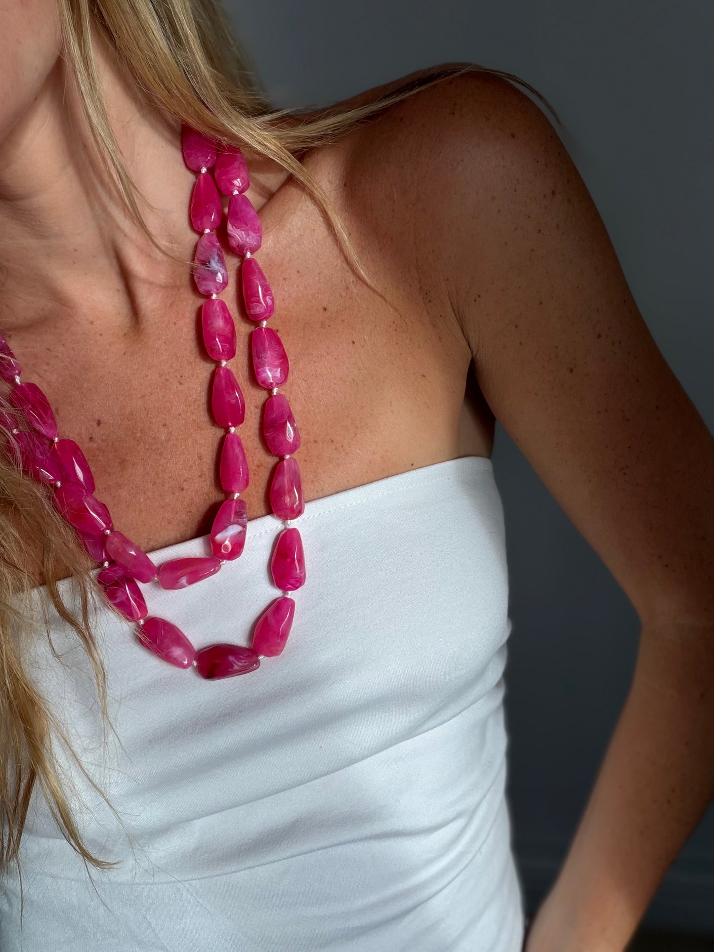 Collar piedras fucsia largo
