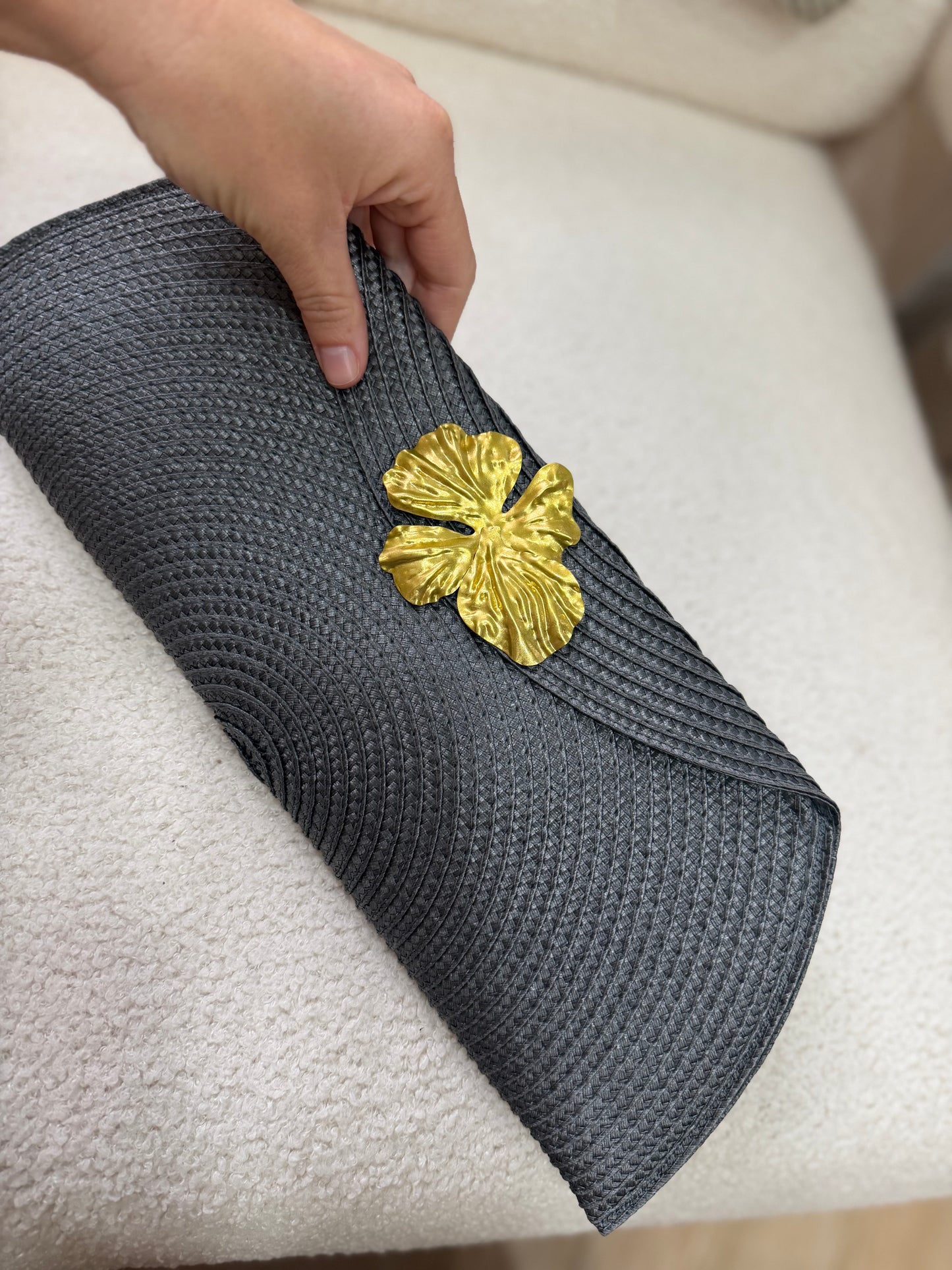 Cartera gris oscuro flor