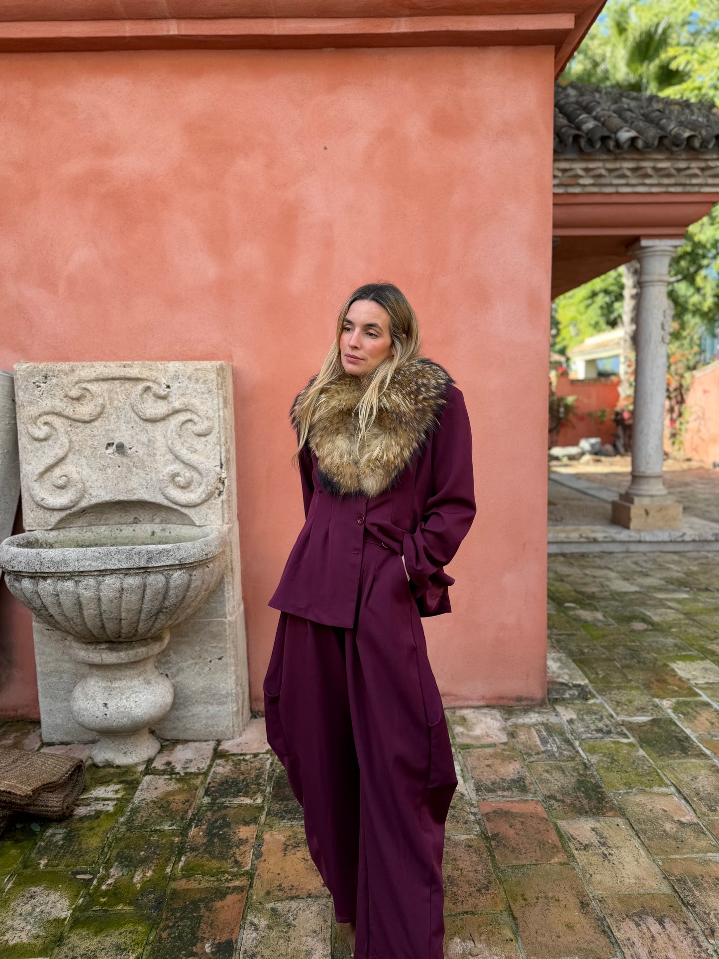 Pantalón traje tablas burdeos